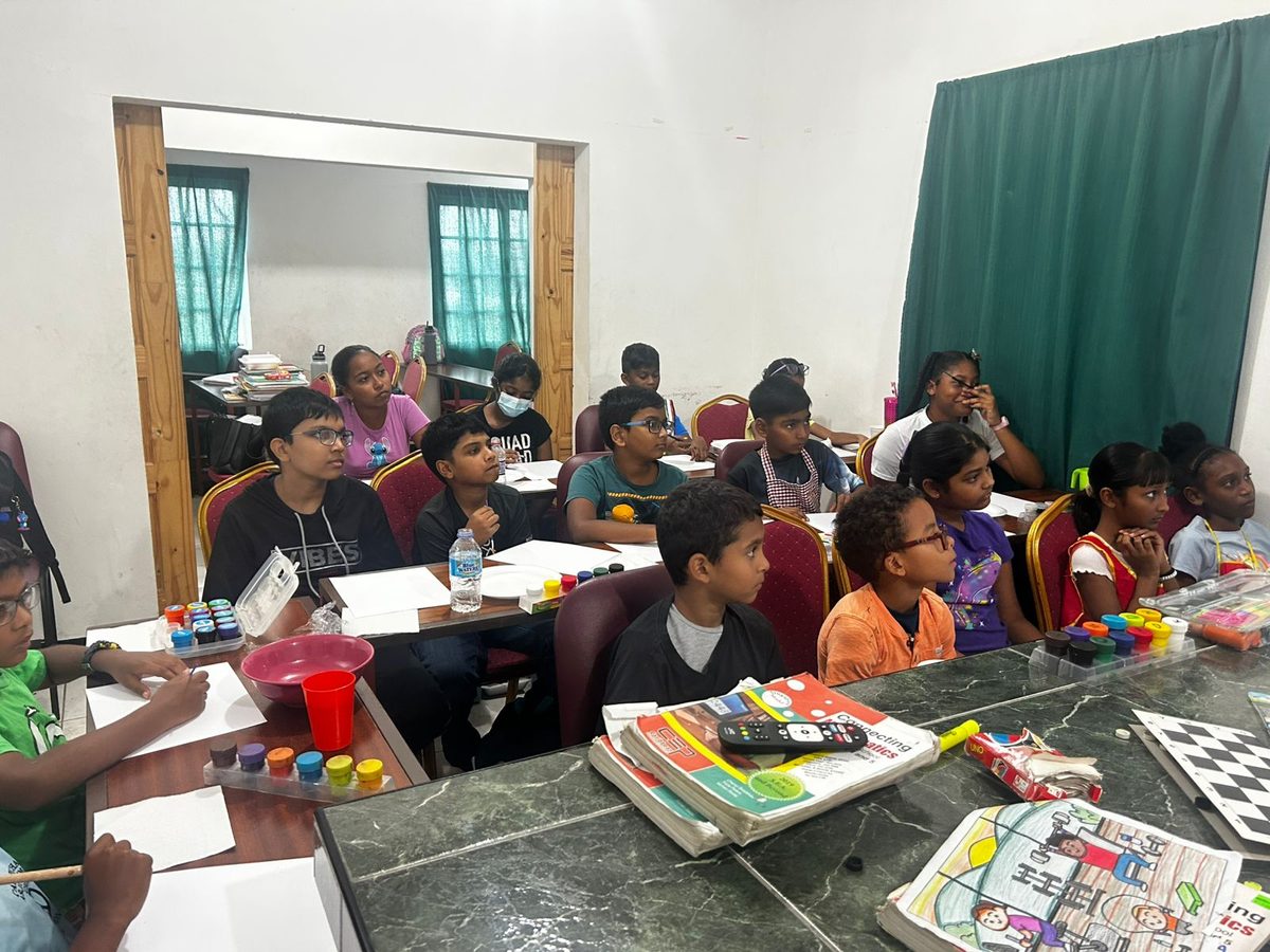 Full art class with students at their desks